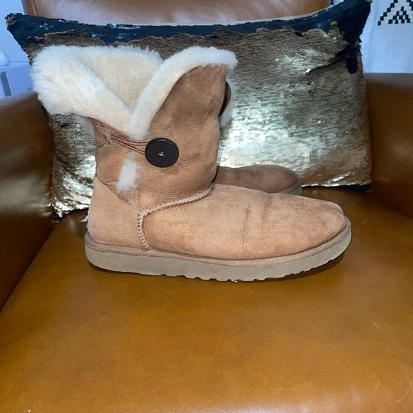 Ugg Short Womens Boots Size 8! - Picture 2 of 16